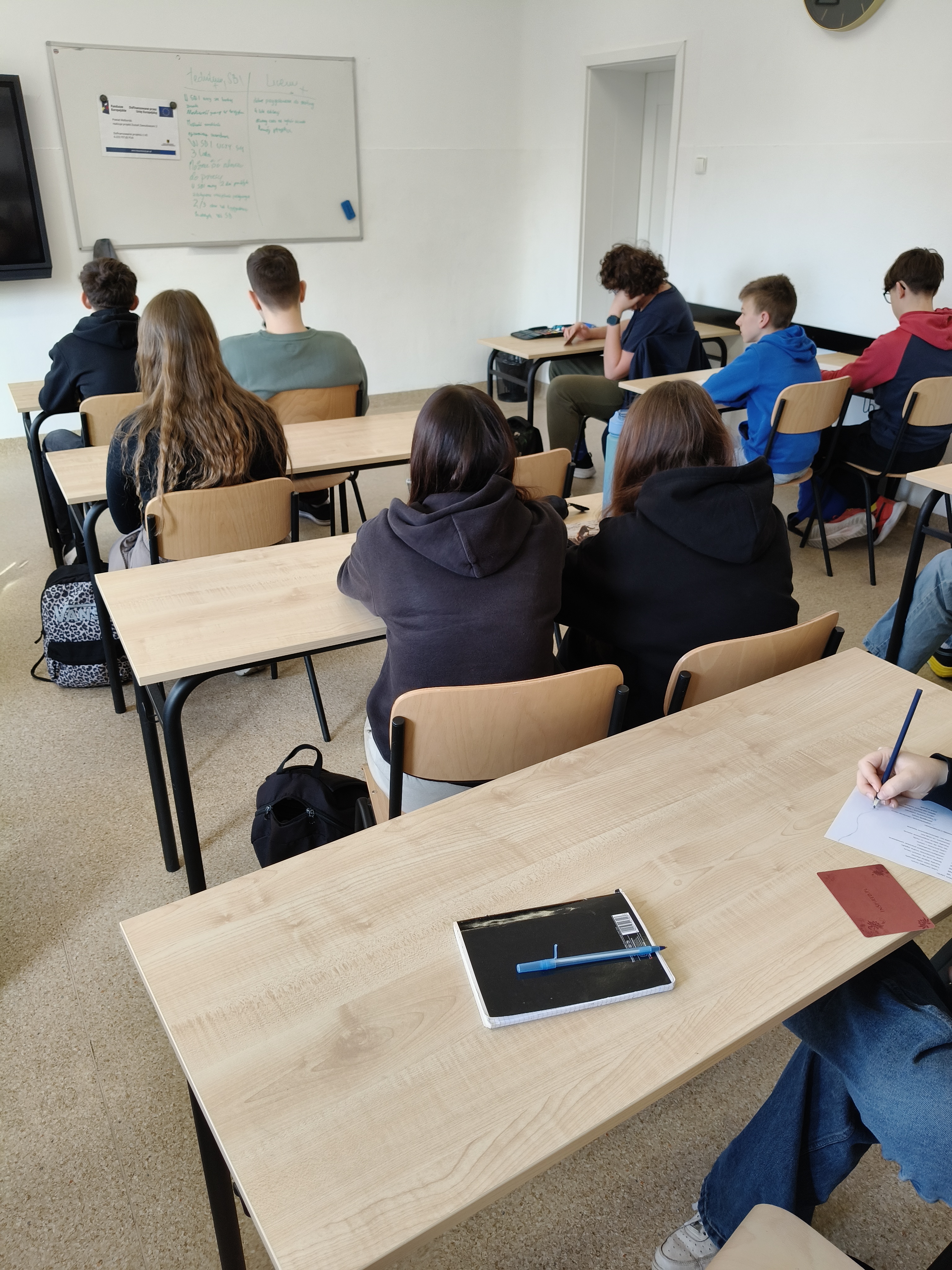Zdjęcie przedstawia uczniów siedzących w ławkach i omawiających ćwiczenie indywidualne dotyczące analizy własnego potencjału