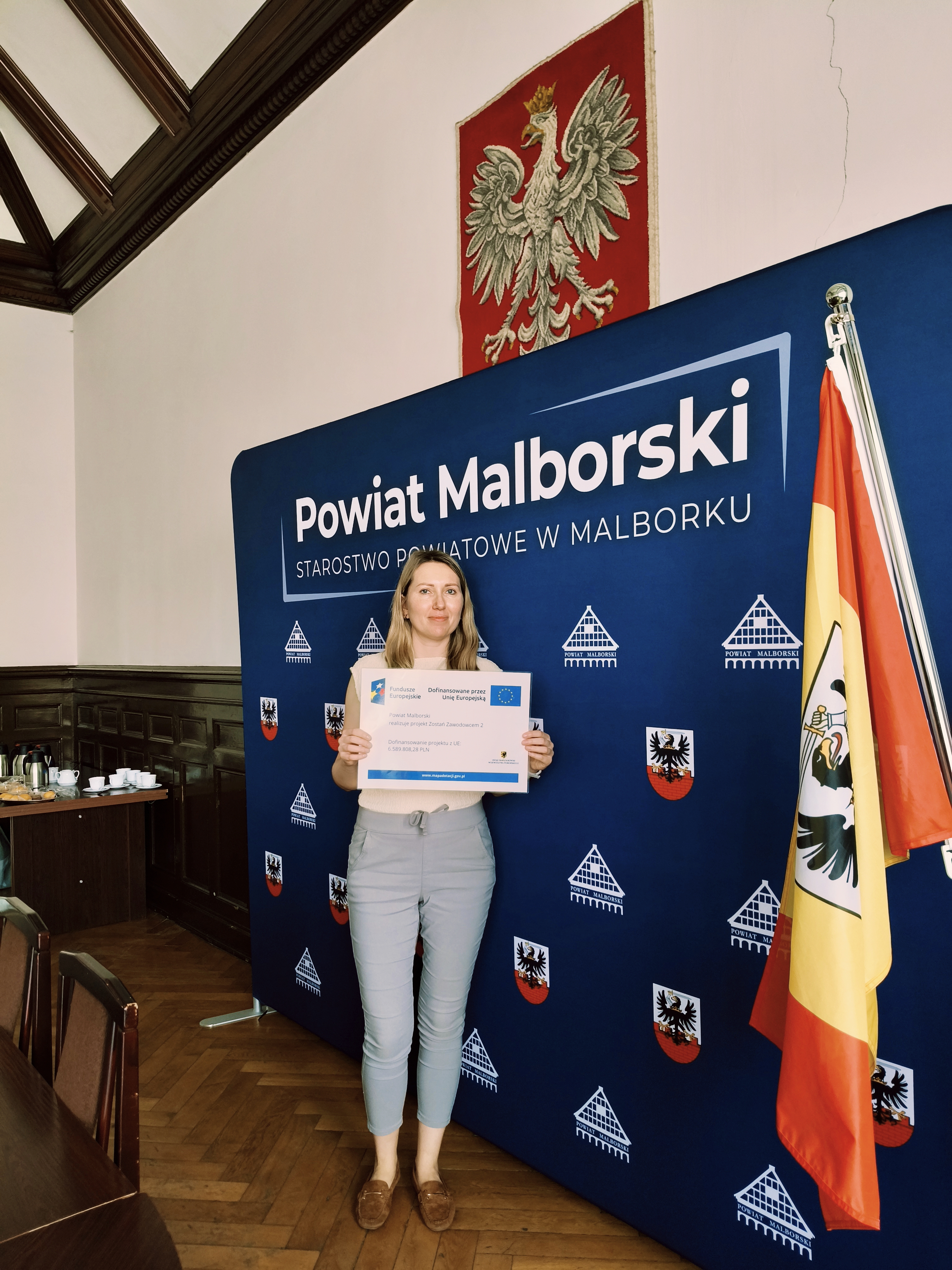 Zdjęcie przedstawia Koordynatorkę Powiatową na tle sali konferencyjnej Starostwa Powiatowego w Malborku  