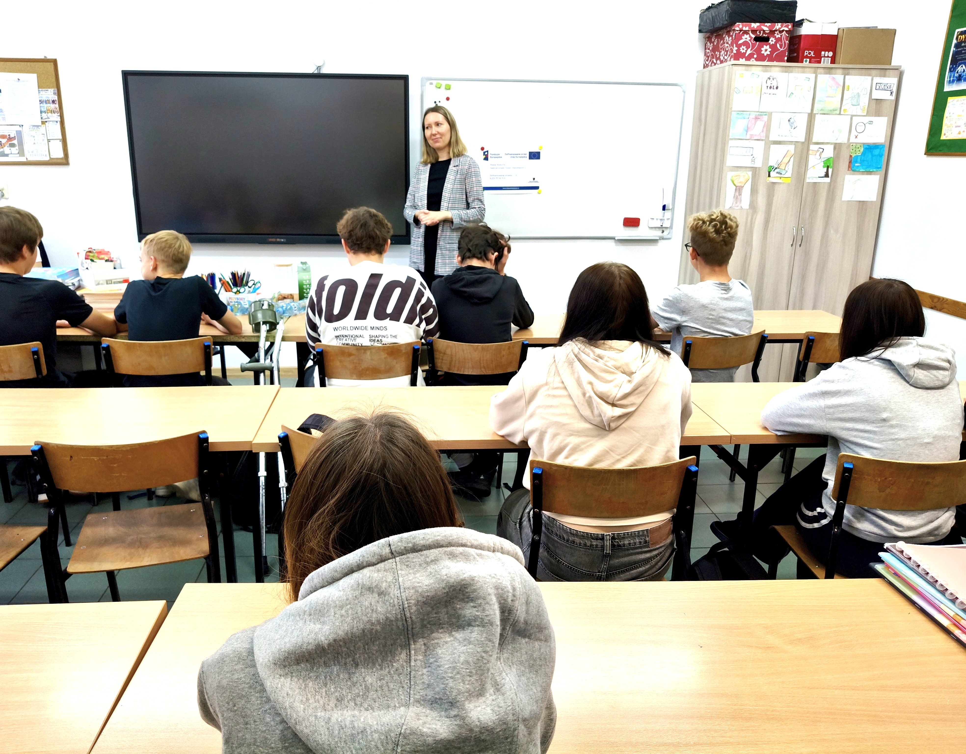 Zdjęcie przedstawia Koordynatorkę rozmawiającą z uczniami nt. planowania czasu 
