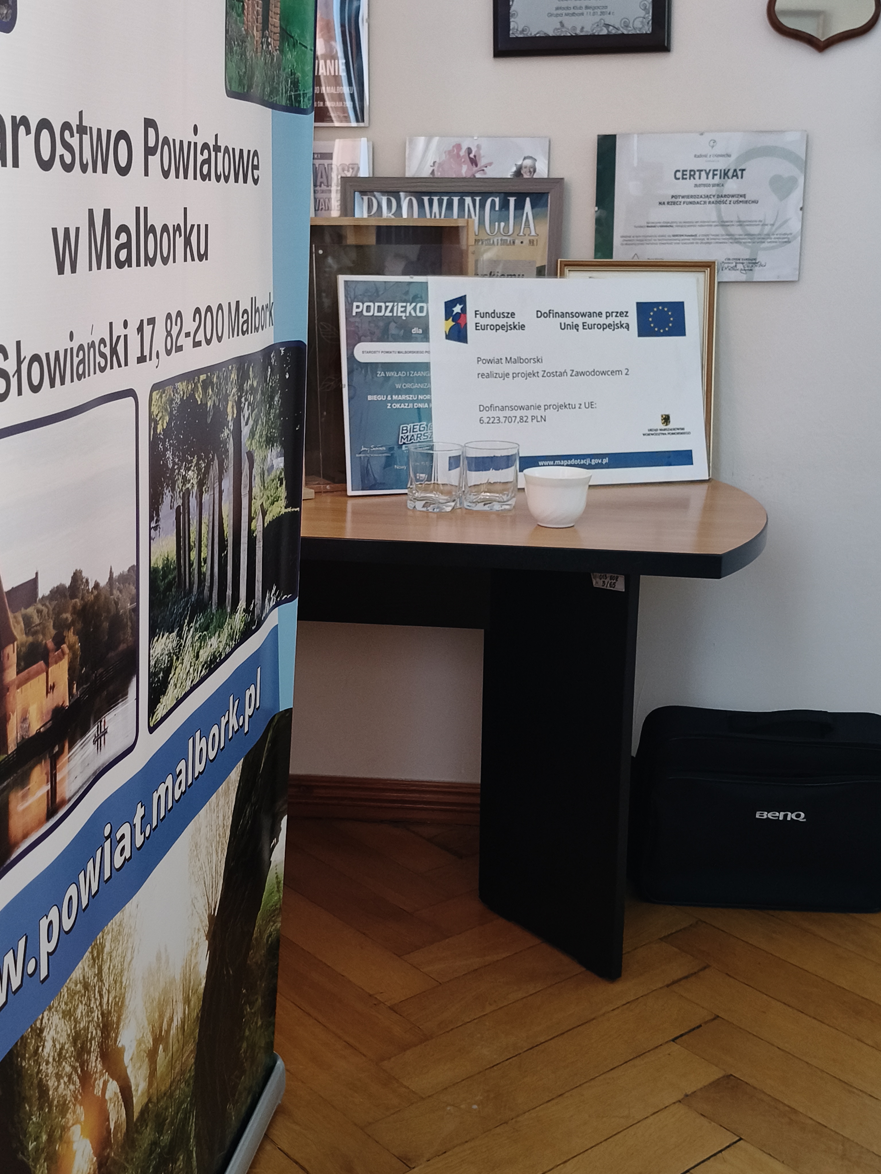 Zdjęcie przedstawia plakat projektu "Zostań Zawodowcem 2", w ramach którego zostało zorganizowane spotkanie sieci współpracy osób zaangażowanych w rozwój edukacyjno-zawodowy dzieci i młodzieży ze szkół powiatu malborskiego